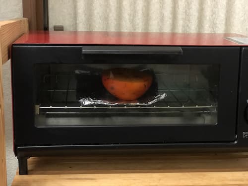 トースターで焼いている柿
