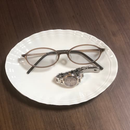 ケーキ皿の上の眼鏡と時計